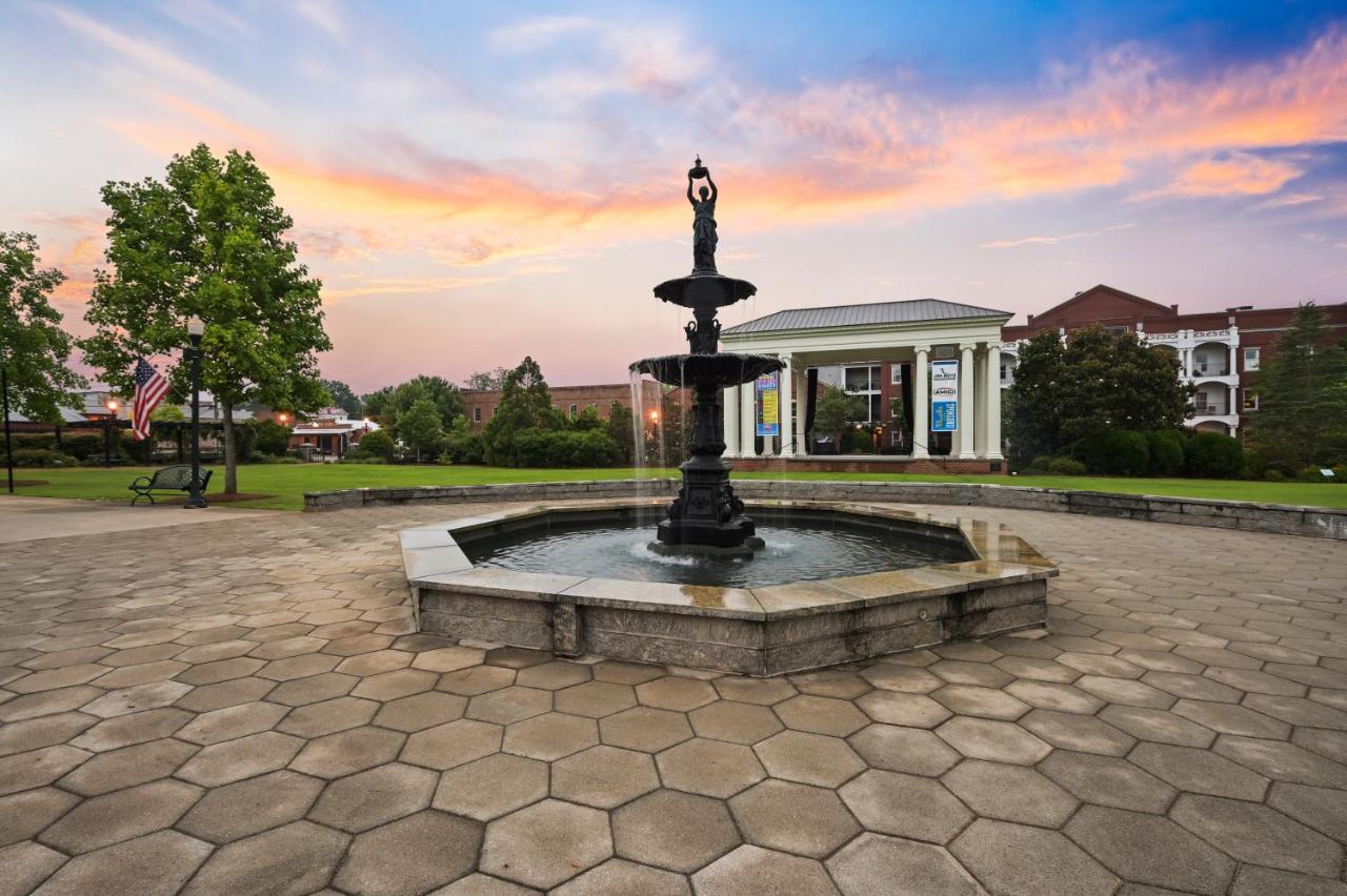 The James Madison Inn Exteriér fotografie